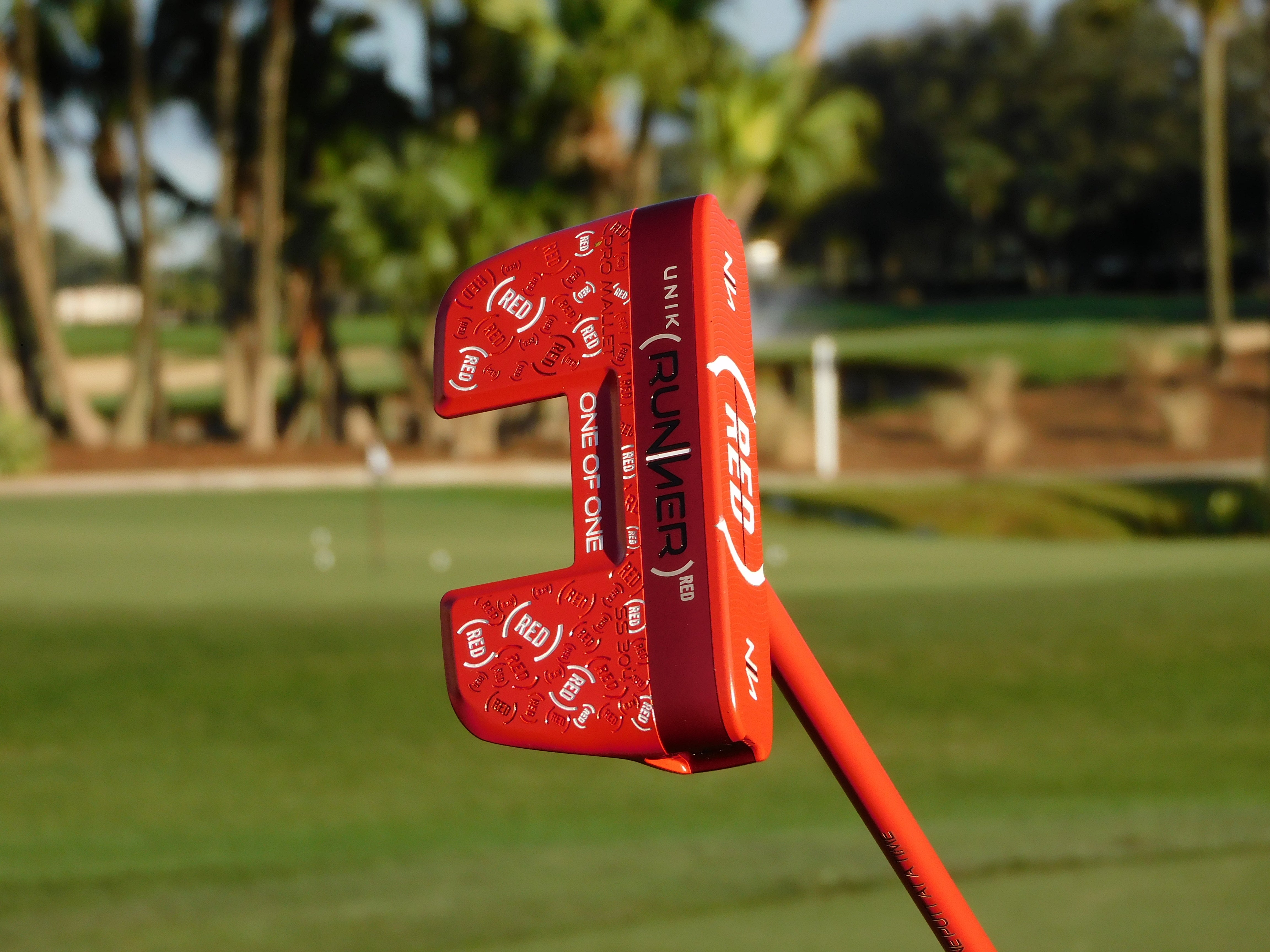 Runner Golf x (RED) putter